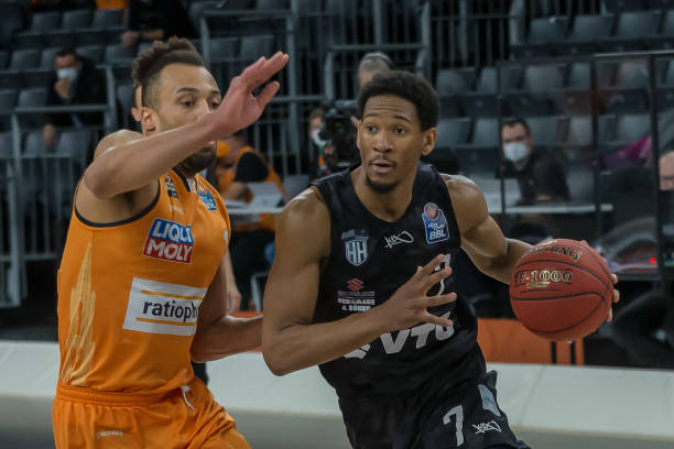 在困境中展 在困境中展